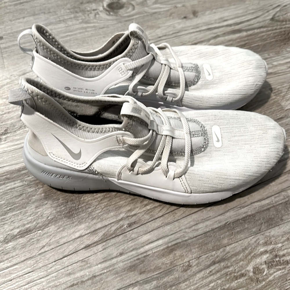 WOMENS WHITE AND GREY NIKE SNEAKERS